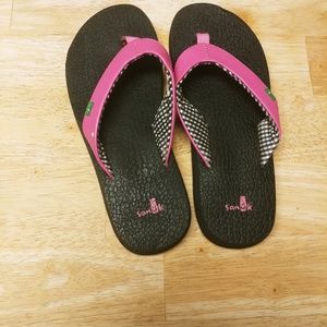 Sanuk Shoes - 7 Hot Pink Sanucks Sanuk Shoes - 7 Hot Pink Sanucks